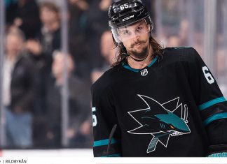 Poängsuccén fortsätter – Erik Karlsson historisk i NHL