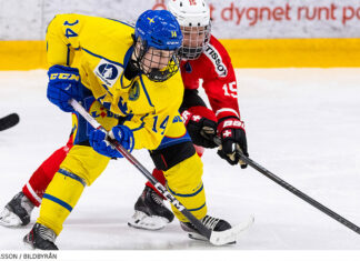 Hlinka-Gretzky Cup: Seger för Småkronorna i premiären Filip Ekberg matchhjälte för Småkronorna