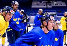 Inför Tre Kronors VM-premiär mot USA Rasmus Dahlin och lagkamrater under en träning med landslaget.
