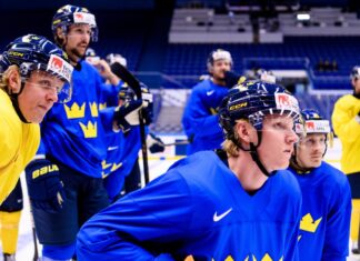 Inför Tre Kronors VM-premiär mot USA Rasmus Dahlin och lagkamrater under en träning med landslaget.