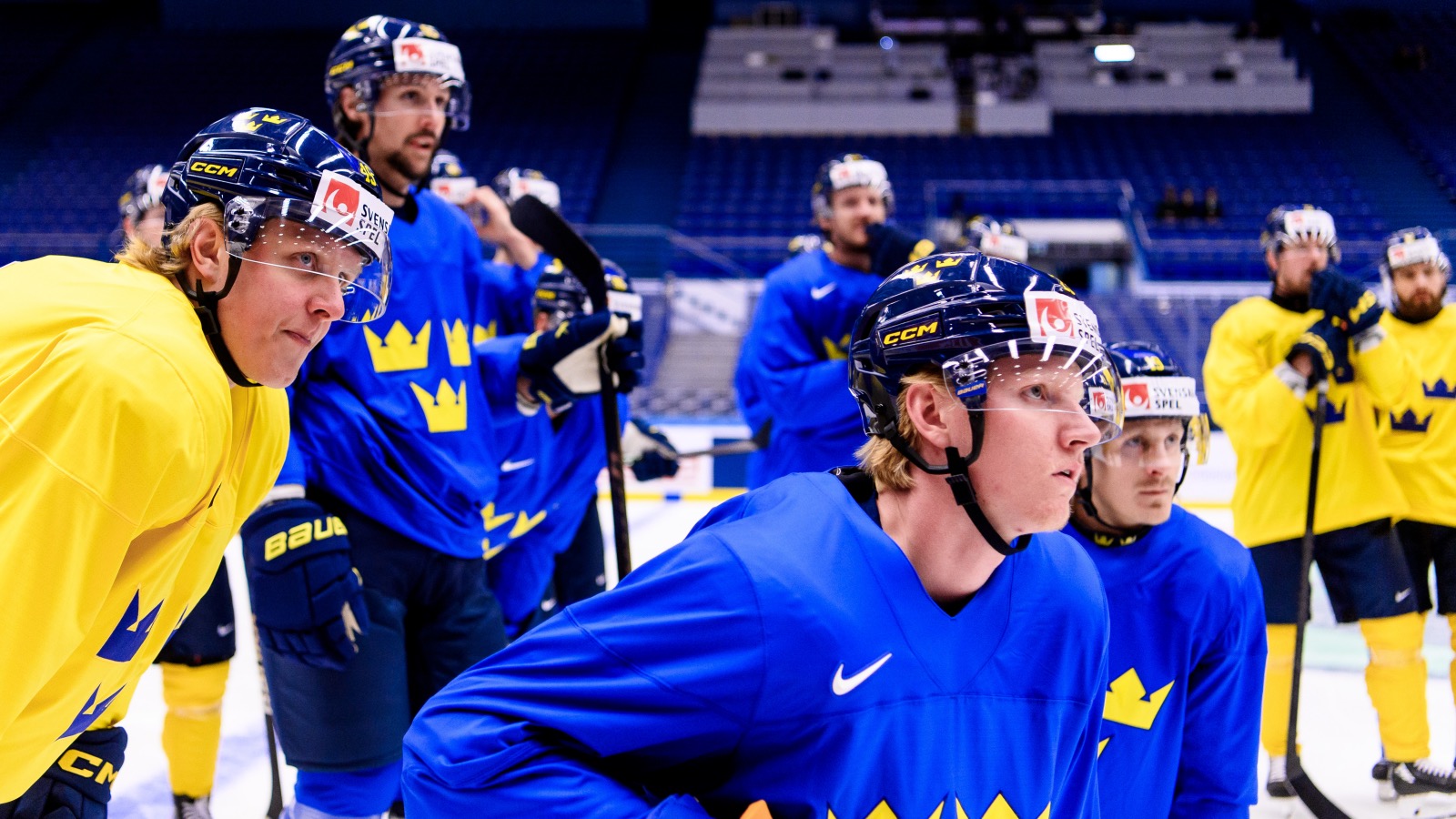 Rasmus Dahlin och lagkamrater under en träning med landslaget.