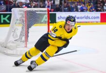 Tre Kronor vann VM-premiären mot USA Joel Eriksson Ek firar ett mål mot USA.