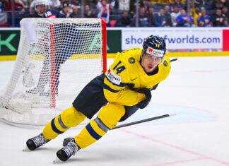 Tre Kronor vann VM-premiären mot USA Joel Eriksson Ek firar ett mål mot USA.