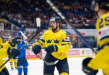 Seger för Tre Kronor mot Kazakstan i hockey-VM Marcus Johansson firar ett mål med lagkamraterna.