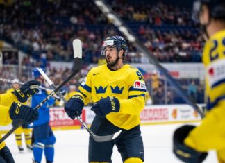 Seger för Tre Kronor mot Kazakstan i hockey-VM Marcus Johansson firar ett mål med lagkamraterna.