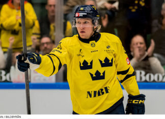 Seger för Tre Kronor i säsongspremiären Seger för Tre Kronor i säsongspremiären.