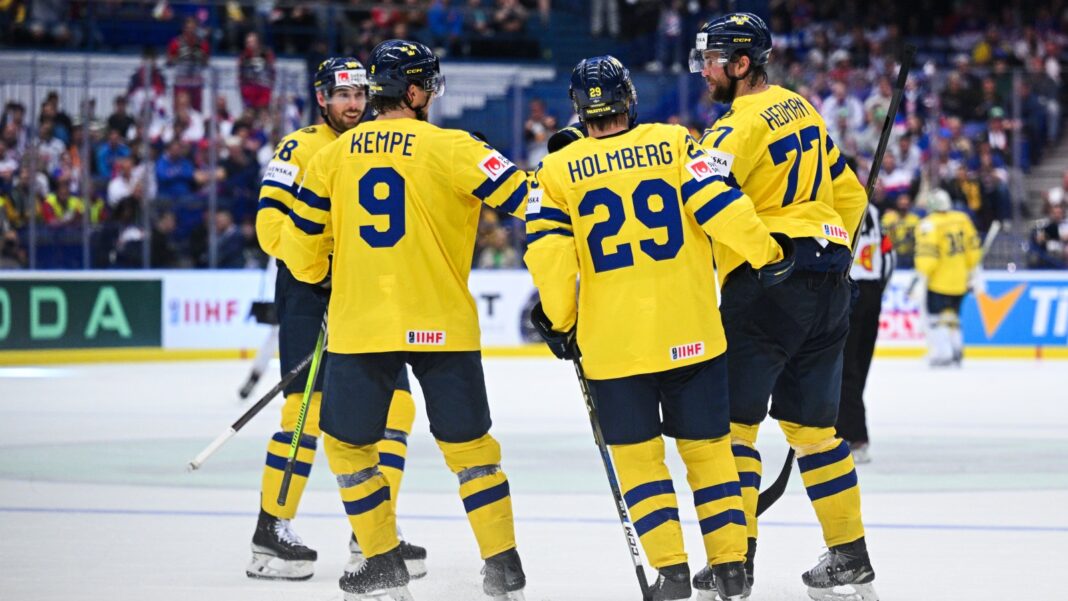 Tre Kronor firar ett mål.