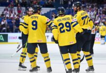 Sverige går för andra raka segern i VM – inför Tre Kronor mot Polen Tre Kronor firar ett mål.