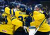 Tre Kronor klara för VM-semifinal – vann över Finland i förlängning Tre Kronor firar avgörandet mot Finland.
