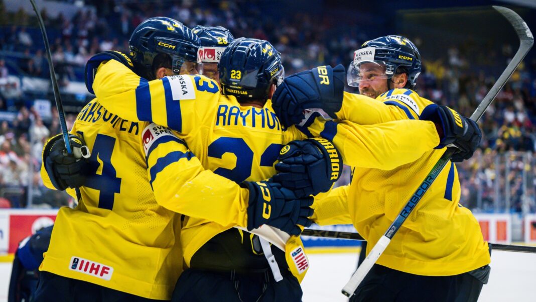 2024 IIHF Ice Hockey World Championship, day 14, quarterfinal, Sweden - Finland Tre Kronor firar avgörandet mot Finland.