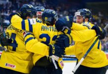 Tre Kronor klara för VM-semifinal – vann över Finland i förlängning Tre Kronor firar avgörandet mot Finland.