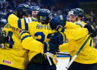 Tre Kronor klara för VM-semifinal – vann över Finland i förlängning Tre Kronor firar avgörandet mot Finland.
