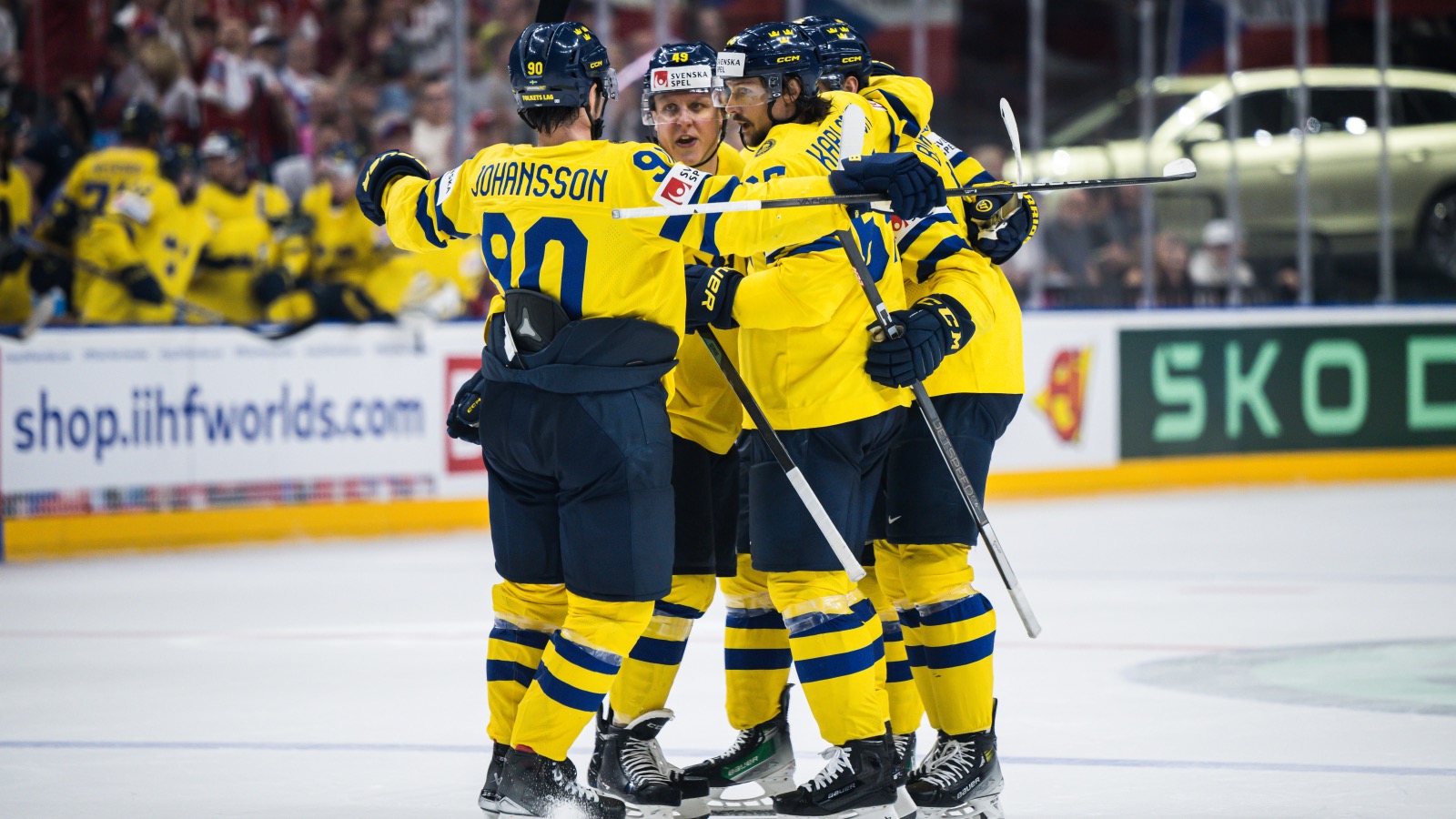 Erik Karlsson och lagkamraterna firar målet i bronsmatchen.