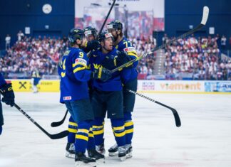 Tre Kronor tog sjunde raka segern – gick obesegrade genom gruppspelet Tre Kronor firar ett mål mot Slovakien.