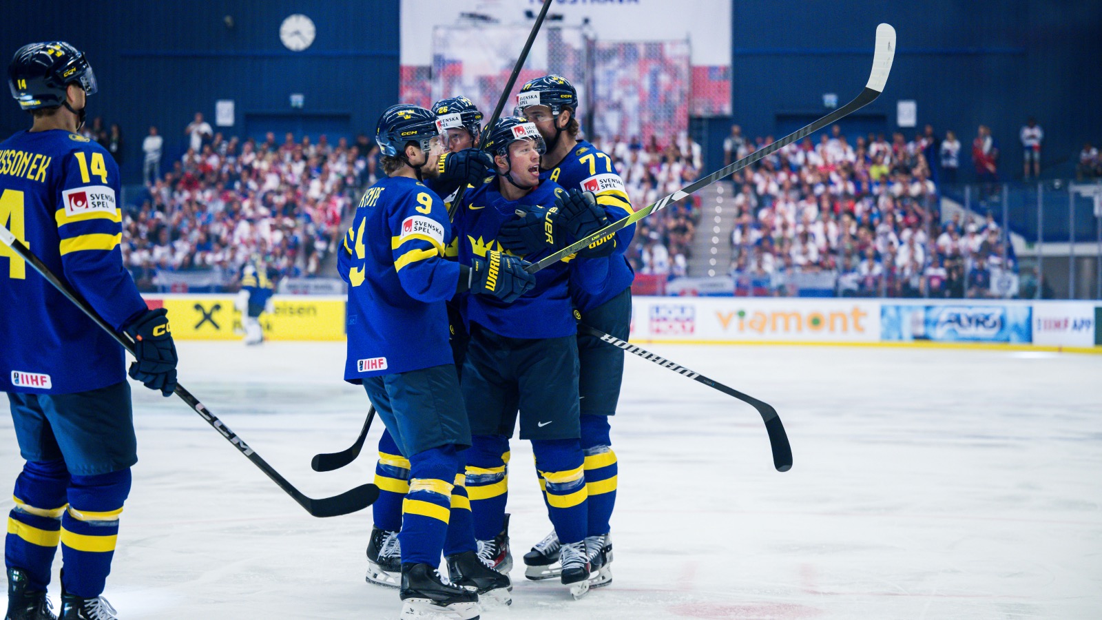 Tre Kronor firar ett mål mot Slovakien.