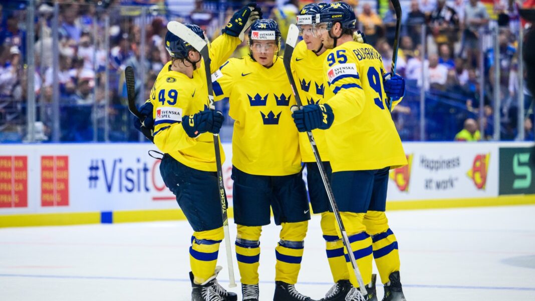 Tre Kronor firar ett mål mot Tyskland.